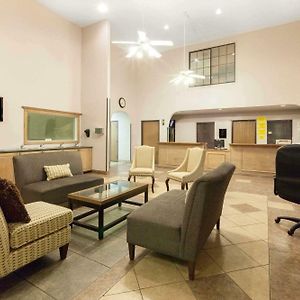 Super 8 By Wyndham Tulsa/Downtown/East